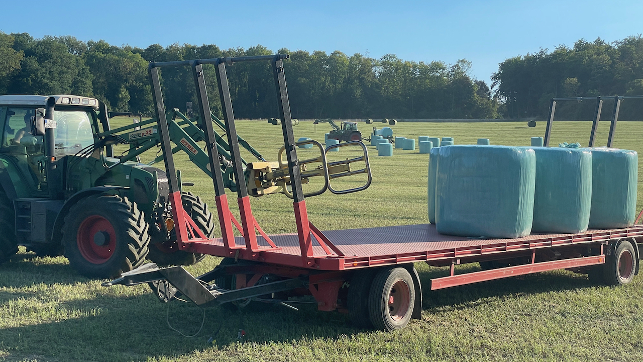 20220810 Luzernesilage Rundballen mit Rundballenzange auf Tieflader verladen (2).jpeg