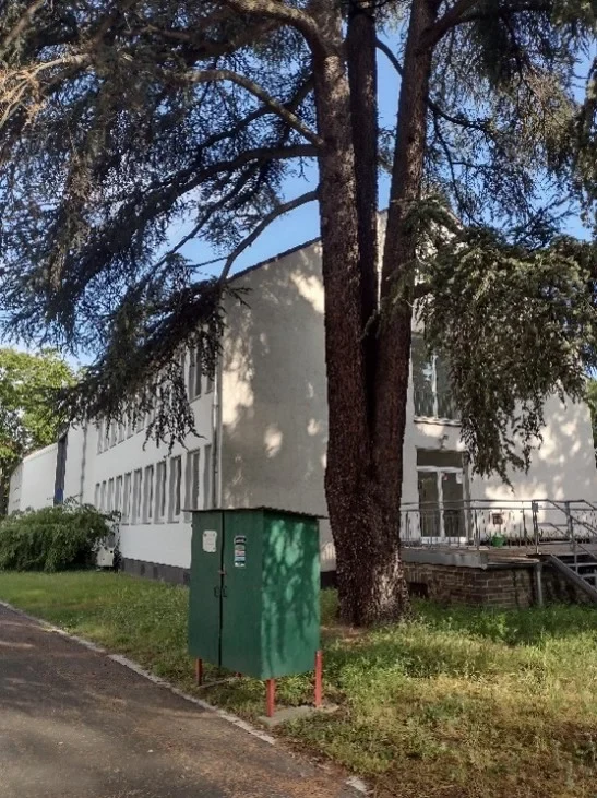 Kartoffelschrank in Bonn Auf dem Hügel 6 Kartoffelschrank in Bonn Auf dem Hügel 6er arbeiten hinter einer Glasfassade und mischen Chemikalien mit Großgeräten.